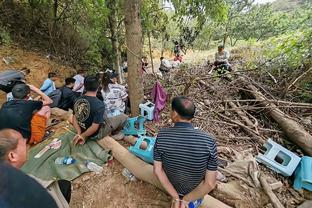 轻松控场！哈登半场仅出手4次得到8分 写意送出8次助攻